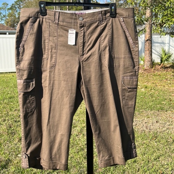~eN New Gloria Vanderbilt brown capris with pockets - Picture 13 of 13